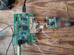 Płytka STM32 połączona z tunerem R820T i układem SDR na płytce stykowej