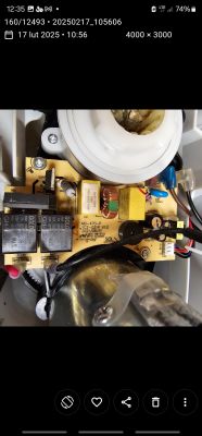 Zbliżenie na płytkę drukowaną wewnątrz maszynki do mięsa z widocznymi komponentami elektronicznymi.