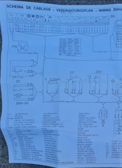 Schemat okablowania systemu grzewczego z instrukcjami w trzech językach.