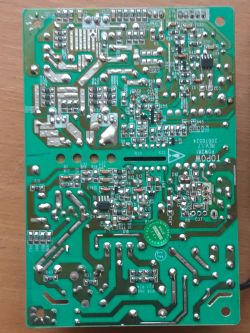 Obwód drukowany z widocznymi ścieżkami i elementami elektronicznymi.
