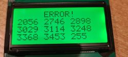 Ekran LCD testera z napisem ERROR! i dziewięcioma wartościami liczbowymi.