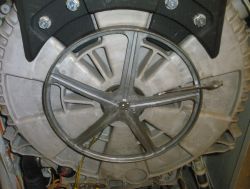 Pralka Electrolux EW932S wymiana łożyska jak wykręcić oporną śrubę? Pralka Electrolux EW932S wymiana łożyska jak wykręcić oporną śrubę?