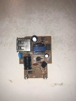 Awaria starej ładowarki USB - napotykanie prądu na problem po podłączeniu urządzenia