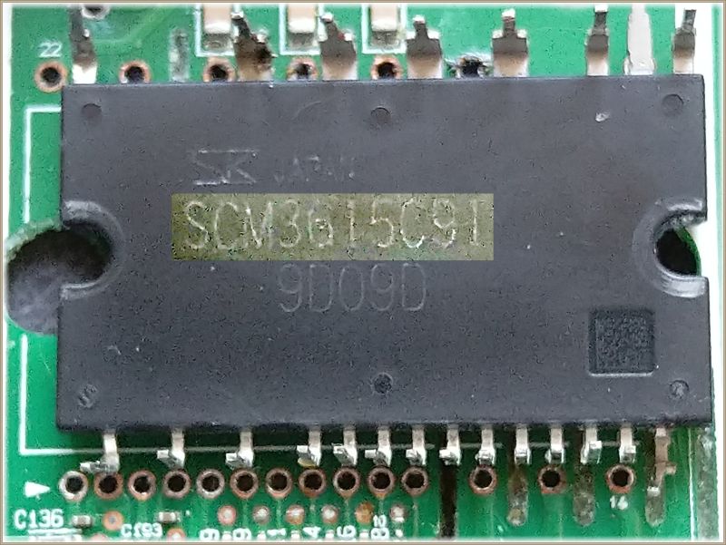 Zbliżenie na układ scalony SCM805C91 na płytce drukowanej
