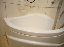 Beznadziejna budowa brodzika prysznicowego + zasłona (woda wycieka po ścianie)