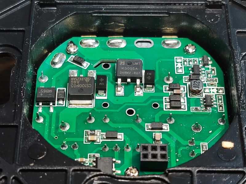 Widok wnętrza włącznika QTouch z układami scalonymi i komponentami elektronicznymi.