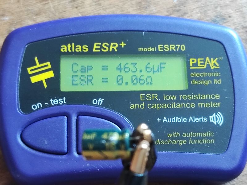 Miernik ESR70 pokazujący wartość pojemności 463,6uF i ESR 0,06Ω.