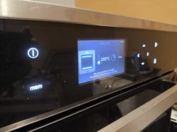 Panel sterowania piekarnika Beko z ustawioną temperaturą 200°C w trybie statycznym