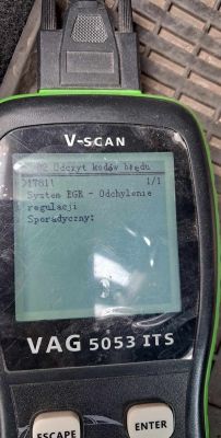 Wyświetlacz urządzenia diagnostycznego VAG 5053 ITS pokazujący kod błędu EGR 17811.