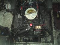 Jak paliwo dostaje się do oleju w silniku OMC Cobra 5.0 L V8?