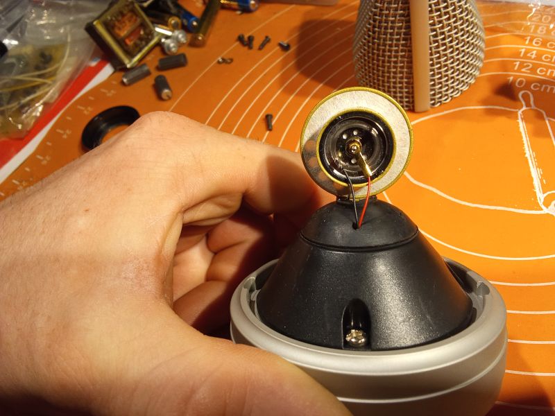 Wnętrze mikrofonu pojemnościowego SAMSON G Track z widocznym przetwornikiem.