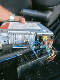 Jak przesłać dźwięk i obraz z telefonu przez Bluetooth do systemu Bosch w autokarze?