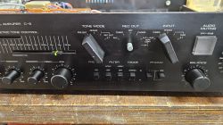 Panel przedni wzmacniacza Technics C-6 z pokrętłami, suwakami i przełącznikami