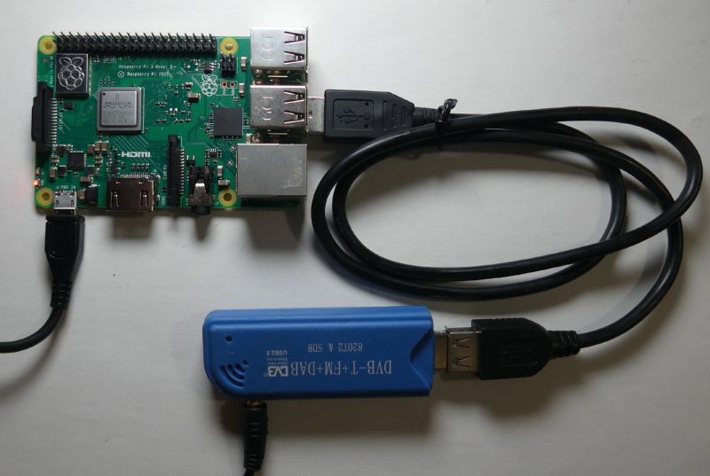 Raspberry Pi z podłączonym niebieskim tunerem DVB-T USB przez kabel