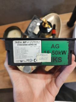 Sterownik DEFRO-AG Tech SPJ trzymany w dłoni, z widoczną etykietą i zieloną naklejką „AG 15–50 kW”