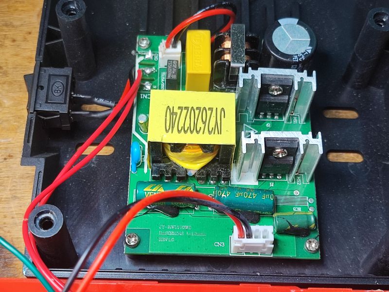 Widok zbliżony na wnętrze stacji lutowniczej Yato YT-82462 z płytką zasilacza.