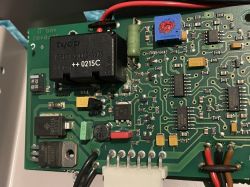 Widok na płytę sterującą z przekaźnikiem i innymi komponentami elektronicznymi.