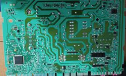 Płyta PCB modułu sterującego pralki Whirlpool z zaznaczonym kondensatorem C22