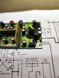 Zbliżenie na przerobiony moduł elektroniczny z widocznymi kondensatorami.