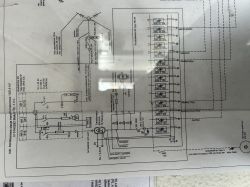 Schemat elektryczny stacji transformatorowej z rozdzielnicą, przekładnikami prądowymi i liniami kablowymi.
