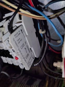 Zbliżenie na stycznik przemysłowy z oznaczeniami i przewodami elektrycznymi