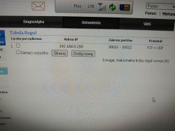 Zrzut ekranu z ustawieniami rutera, pokazujący tabelę reguł z adresem IP oraz zakresem portów.