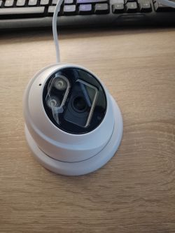 Kamera IP Asecam 4MP na biurku, podłączona kablem sieciowym
