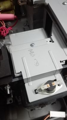 Iskrzenie w mikrofalówce Samsung FW213G001 pod talerzem obrotowym