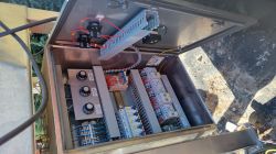 Otwarte elektryczne szafka sterownicza z elementami wewnętrznymi.