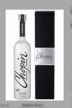 Butelka wódki Chopin Family Reserve obok eleganckiego czarnego opakowania
