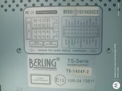 Tabliczka znamionowa i schemat podłączeń radia samochodowego Berling TS-Serie TS-1404F.2 z opisem wejść i wyjść.