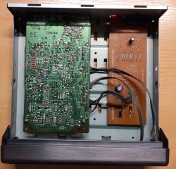 Wnętrze wieży Sony MHC-4700 z układami elektronicznymi