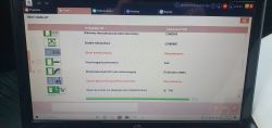 Ekran laptopa wyświetlający wyniki testu systemu elektronicznego samochodu z zaznaczonymi błędami połączenia.