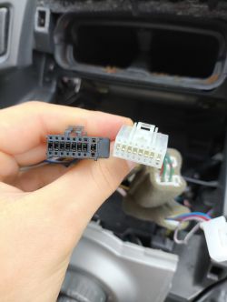 Zbliżenie dwóch różnych złączy radiowych w aucie Toyota Yaris MK2