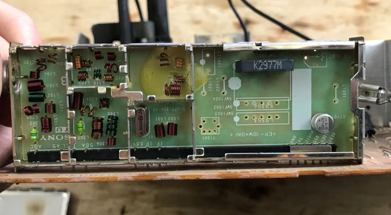 Widok wnętrza modułu tunera RF z kolorowymi cewkami i oznaczeniami SONY