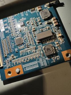 Płyta elektroniczna z układami scalonymi bez oznaczeń