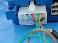 Jak podłączyć głośniki do zestawu Parrot CK 3100?