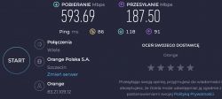 Wyniki testu prędkości internetu z pobieraniem 593,69 Mbps i wysyłaniem 187,50 Mbps.
