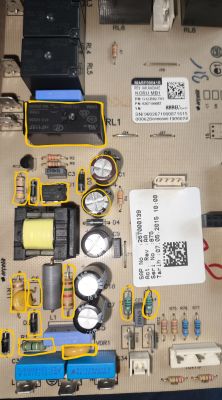 Płyta elektroniczna z zaznaczonymi wymienionymi elementami oraz komponentem L1 oznaczonym „472K”