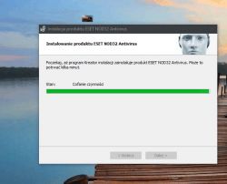 Zrzut ekranu z instalatora programu ESET NOD32 Antivirus pokazujący stan: cofanie czynności.