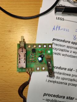 Płytka drukowana starych domofonów IKA Łódź 6541-641 z kolorowymi kablami.