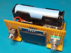 Miniaturowy projekt elektroniczny na płytce prototypowej z wyświetlaczem OLED i akumulatorem