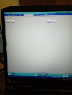 Zdjęcie ekranu BIOS z ustawieniami zaawansowanymi, pokazujące opcje Intel VT-X i VT-D jako włączone.
