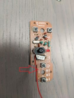 miejsce gdzie należy przylutować przewód zasilania pilota od zabawki