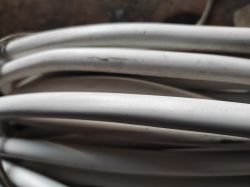 Zbliżenie na białe przewody elektryczne Elpar 5x4 mm² z oznaczeniami technicznymi.
