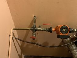 Instalacja hydrauliczna z pompą IBO i odpowietrznikiem.