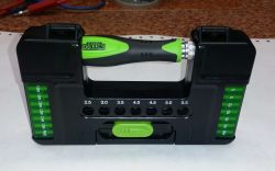 Porównanie zestawów wkrętaków na małe bity.