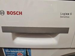 Front pralki Bosch Logixx 6 Sensitive z uchwytem i logo.
