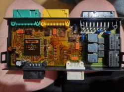 Zdjęcie modułu sterującego ZKE IV w samochodzie BMW E36.