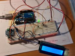 Układ pomiaru prądu i napięcia z Arduino i INA219 na płytce stykowej.